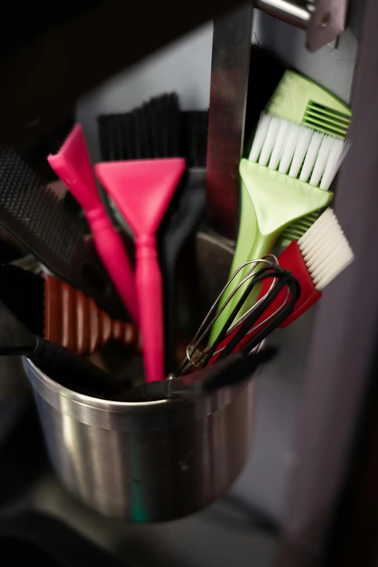 Colour brushes and combs in a steel cup